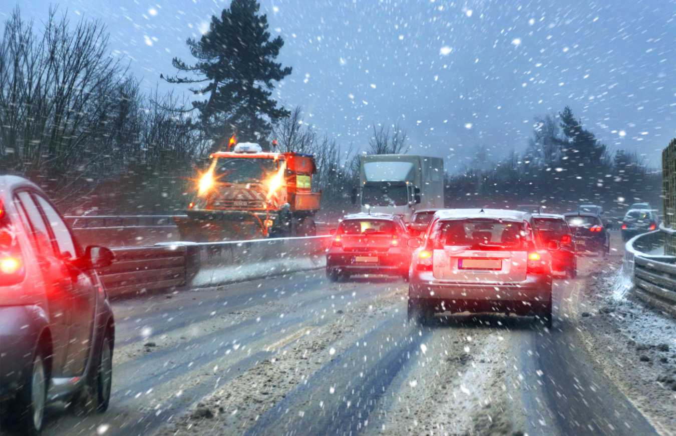Winter braking – what do you need to know about it and how to learn it? How to brake effectively in winter?